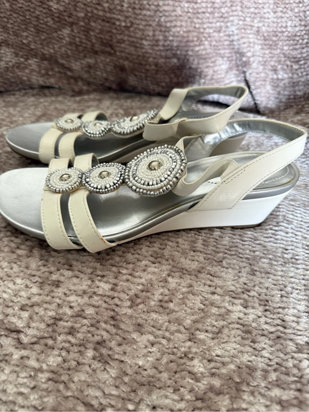Bandolino Womens White Dress Sandals Embellished Strappy Open Toe Stretch Sz 7M